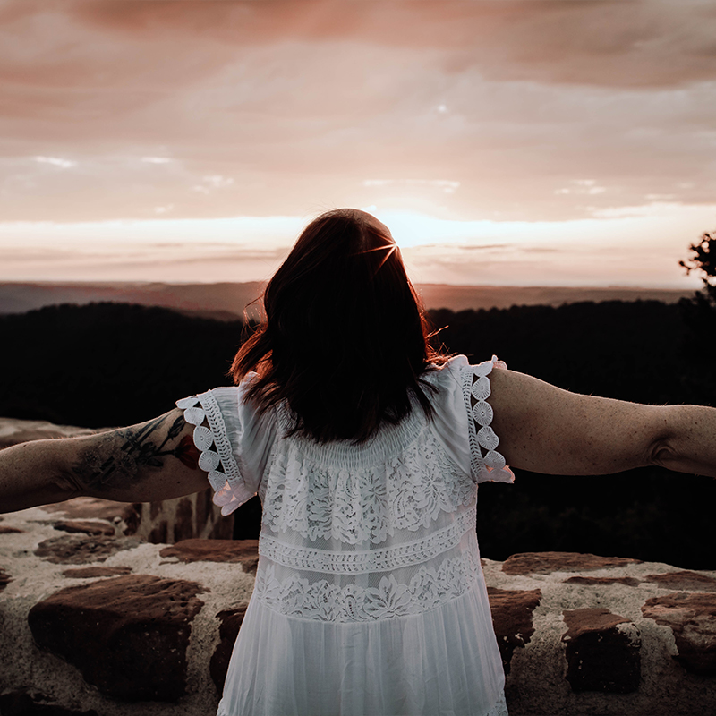Besondere Fotoshootings mit MindStyle für einzigartige Website-Bilder oder Hochzeitsfotos: Sandra Bialinski auf der Burgruine Wegelnburg im Pfälzerwald, Dahner Felsenland, weißes Kleid, Panoramablick, Golden Hour, Sonnenuntergang, Canon EOS R, Porträtfotografie, Hochzeitsfotografie, Website-Bilder, Aussichtspunkt, Pfalz, Wandern Pfälzerwald, Foto-Location
