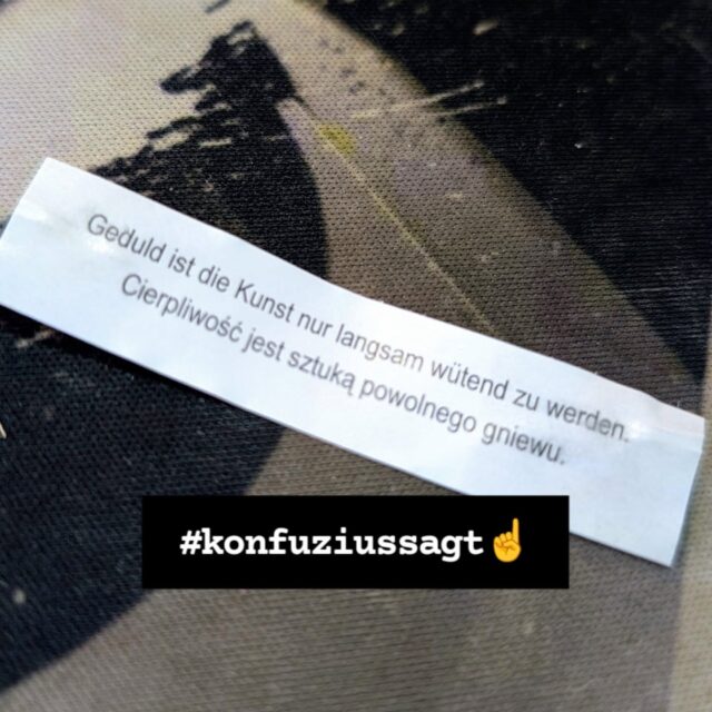 Der Glückskeks hat gesprochen! ☝️😏
Na, was hat Dich diese Woche so richtig schön auf die Palme gebracht?

Hi, ich bin Sandra – Ruhrpott-Pflanze in Heidelberg, Website-Fee & Prozess-Nerd, damit DU mehr Zeit fürs Wesentliche hast!
Wenn Du Deine Website nicht nur schön, sondern auch smart haben möchtest, nur so semi-gut in Technik bist und Sichtbarkeit, Marketing, Technik und Deine Kunden unter einen Hut bekommen möchtest, ohne durchzudrehen, follow me!
⠀
👉 Hier teile ich meinen Content rund um:
Deine Website • Dein Business • Dein Brand Design • Deine Kundengewinnung • Prozesse & Automatisierungen, die Dir Zeit sparen  • Webshops • Mitgliederbereiche • KI  und wie Du das Meiste aus Deiner Zeit raus holst, ohne an echter Verbindung zu verlieren.
⠀
💬 Lost in Sachen Technik und Du möchtest die Wartung Deiner WordPress-Seite auslagern, nervige Aufgaben automatisieren oder einfach eine professionelle Website? Schreib mir „Talk“ in die Kommentare für einen Kennenlern-Call. 
⠀
#mindstyle #webdesign #prozessoptimierung #zeitmanagement #businessskalieren #selbstständigefrauen #gründerin #unternehmerin