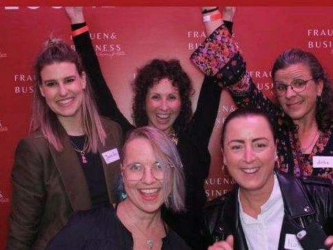 About last night ...
Nachdem ich beim letzten Mal dank frisch operierter Hüfte nicht dabei sein konnte, ging es gestern mal wieder zum wunderbaren Netzwerkmeeting von @frauenundbusiness in der @cantinamajolika in Karlsruhe. 

Es war die perfekte Gelegenheit, meine tollen Kooperationspartnerinnen @sarah_zwingmann und @jennifer__bt von @deinfrauraum.de mal wieder live und in Farbe zu sehen. ❤️ Besonders gefreut habe ich mich auch darüber, @ankirche und @balonatalie dort wieder zu treffen. Ihre neue Website durfte vor einer Weile live gehen und gerade letztens war ich noch bei den beiden in Weingarten für ein super schönes Fotoshooting. 

Auch @doro.hartlage habe ich gestern endlich mal live treffen dürfen. Ihre wunderbare neue Website ist auch letztens erst live gegangen. ❤️

Danke bei der Gelegenheit auch an Ramona Perfetti von Frauen&Business für den wieder einmal gelungenen Abend, tolle Organisation und einfach ein Format, das Businessfrauen aus allen Sparten und Backgrounds zusammenführt. 

Beim nächsten Mal bin ich gern auch bei kleineren Runden dabei, weil mich als kleiner Webdesign-Einsiedlerkrebs die schiere Masse an Menschen auf einem Haufen schon etwas herausgefordert hat. 😂🐚 Aber schön war's allemal. Showact und tollem Essen inklusive. 

An alle Ladies, die da waren: Danke für einen tollen Abend! Wir ROCKEN!!! 🙌💃
*
#netzwerktreffen #frauennetzwerk #frauenundbusiness #mindstyle #deinfrauraum #womensupportingwomen #frauenkreis #businessfrauen #gründerin #unternehmerin #businessnetzwerk #frauenbusiness #frauen #fempreneurs #femaleempowerment #Persönlichkeitsentwicklung
#businesswachstum #businessbuddies #kooperation #frauengründen #frauenpower