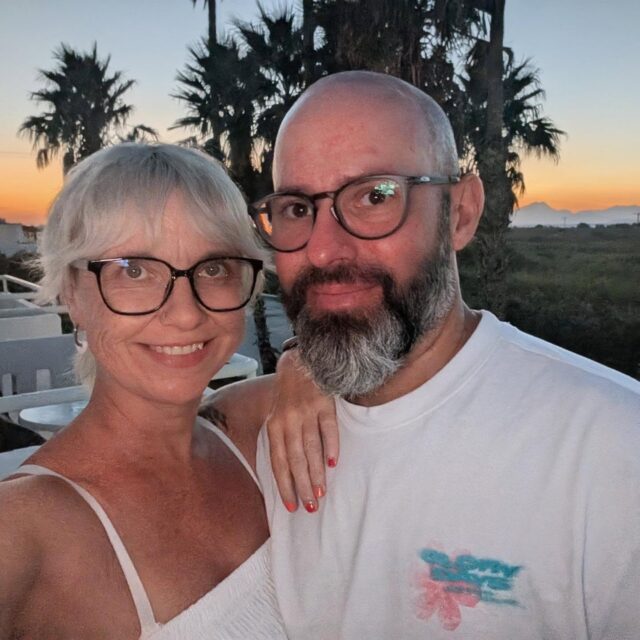 Ich melde mich auch mal wieder aus der Versenkung. Oder genauer gesagt vom Strand auf Kos, feierlich in der Sonne rumdümpelnd. ☀️ 
Letzte und diese Woche ist bei Mirko und mir großes Kontrastprogramm angesagt. Bis So waren wir eine Woche mit seinen 3 Mädels im Family-Urlaub am Lago Maggiore. Volles Programm mit Fußballspielen, Tischtennis, Schwimm- und Tauchübungen, grandioser Pizza, Pasta, Gelato, einer schönen Bootstour, eine Woche voller mysteriöser, aus dem Nichts auftauchender Detektivaufgaben und Schatzsuche für die Mädels und mein persönliches Highlight: Ich habe mich feierlich in der Minidisco zum Brot gemacht, bis die Damen sich getraut haben, aufzustehen und mitzumachen. 🤣💃🙌 Ich habe alles gegeben! 😊
Urlaub mit Kids ist für mich ein sehr ungewohntes Programm und Lernfeld, aber es war wieder mega klasse und hat großen Spaß gemacht. Ich hoffe, die 3 nehmen viele tolle neue Eindrücke und Erinnerungen mit nach Hause. Danke, dass ich wieder ein Teil davon sein durfte!
Nach einem ganzen Tag im Auto, 2 ungeplanten Bergpässen und vielen Kilometern sind die Mädels wieder wohlbehalten zurück bei der Mama und wir nach 2 Stunden Schlaf allein noch eine Woche auf Kos und verbringen Us-Time. Kurzer gedanklicher Switch von Pizza und Gelato zu Gyros und Tzatziki und weiter geht's! 😋😂
Love you, @mirkomichelfelder ❤️
PS: Wer nun die Bilder von den glücklichen Mädels sucht: Die Teile ich hier absichtlich nicht online. 
#lagomaggiore #kos #couplegoals