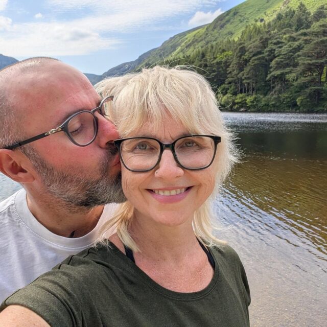 Unser letzter Tag in Irland: 
Wir hatten heute in den Wicklow Mountains / Glendalough nochmal etwas Kontrastprogramm zum trubeligen Dublin. Grün, soweit das Auge reicht. 🍀 🌿 Soooo schön dort! 
Nach der Rückkehr in Dublin gab's im The Brazen Head, dem ältesten Pub Irlands (munkelt man), noch ein kleines Kaltgetränk...danach ging's ins Old Mill Restaurant zum unverschämt leckeren Irish Stew- und Cottage Pie-Essen (absolute Empfehlung - schmackofatz!!!). Und wer sitzt ein paar Meter neben uns am Tisch? Mr. James Hetfield himself. 🤩 Zugegebenermaßen ein bisschen starstruck, aber gewohnt cool, haben wir nur manchmal verstohlen rüber gelukt. 🤣 Mirko hat gleich mal die einmalige Chance genutzt, sich für die 2 geilen Shows zu bedanken und James hat sich lächelnd zurück bedankt, als er mit seinen Leuten an uns vorbei Richtung Ausgang gegangen ist. Das war einfach eine schöne Begegnung und ein gelungenes Highlight zum Abschluss unserer Dublin-Reise. 
Heute gibt's erstmal noch ein paar Natur- und Dublin-Bilder. In den nächsten Tagen werde ich für alle Enthusiasten der scheppernden Musik 😊 noch ein paar Best Ofs der beiden Metallica-Konzerte hier mit Euch teilen. 🤘🎸
Morgen geht's nach Hause in die Hitze, hab ich gehört. Hat schon jemand den Ring ins Feuer geworfen? 🔥 😋
#dublin #irland #glendalough #templebar #wicklowmountains