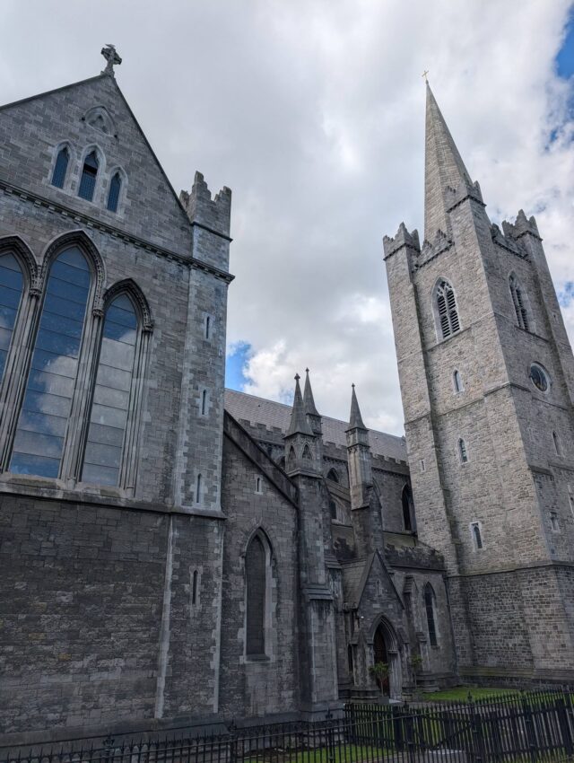 Tag 3 in Irland: 
Heute gab's Kontrastprogramm - nicht nur beim Wetter, sondern auch zur Pubszene im wuseligen Dublin und dem Metallica-Konzert. Auf dem Plan stand ein Ausflug an die Küste nach Howth. Und weil wir immer brav unsere Teller leer essen, hat sich die Sonne heute von ihrer schönsten Seite gezeigt. 😊☀️
So haben wir unsere nächsten Kilometer beim super schönen Cliff Walk abgerissen. Beste Aussicht, viele Möwen, noch mehr Wasser und viel von diesem Grün, von dem immer alle erzählen, wenn es um Irland geht. 🍀 

Zum Abschluss gab's - mittlerweile recht fußlahm - den wahrscheinlich besten Fish and Chips, den ich je hatte und einen super leckeren Chicken Irgendwas Pie in der Abbey Tavern. 

Ich werde wieder daran erinnert, warum Städtetrips irgendwie nie was mit Erholung zu tun haben, aber trotzdem total toll sind. Und als Dorfmaus habe ich allein heute (an einem Samstag) beim Rundgang durch das Dubliner Vergnügungsviertel, Temple Bar, mehr Menschen gesehen als gefühlt das gesamte letzte Jahr. 🤣 Reicht dann auch erstmal wieder. 🤪

Die Ruhe lässt aber noch etwas auf sich warten. Morgen geht's in die 2. Runde der Metallica-Konzerte (inkl. Marsch zum Stadion). 🤘 Ich vermisse noch ein paar gute Songs. 😊

Was stellt Ihr dieses Wochenende an? 

#dublin #irland #metallica #howth