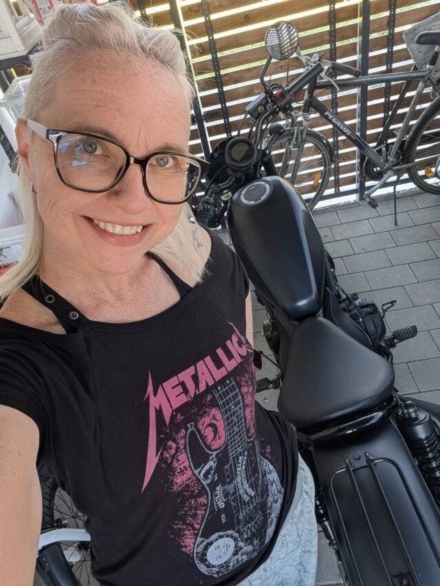 1. Mai ✅ Batterie endlich eingebaut ✅ Finger dabei gefühlt 2 Mal gebrochen ✅ Innerlich geflucht wie ein Rohrspatz ✅ Nagellack ruiniert ✅ Motor läuft ✅ 

Also, same procedure as every year. 😂☀️🏍️ 

Let the games begin. Freu mich auf tolle Ausfahrten! ☀️

Wer fühlt's?

#motorrad #bikerchick #saisonstart #girlswhoride